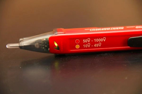MILWAUKEE 2203-20 Detector de voltaje 10-1000Ṽ – MST Tool Store